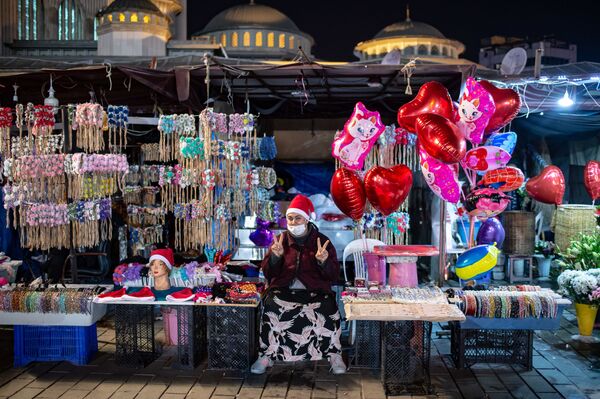 Продавщица во время празднования Нового года - Sputnik Молдова