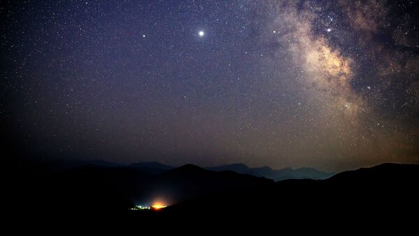 Звездное небо, наблюдаемое в Краснодарском крае во время метеорного потока Персеиды - Sputnik Молдова