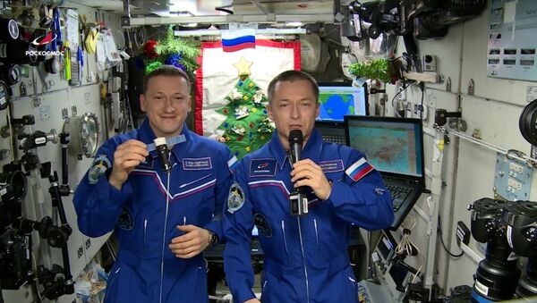 Космонавты Роскосмоса поздравили жителей Земли с Новым годом - Sputnik Молдова