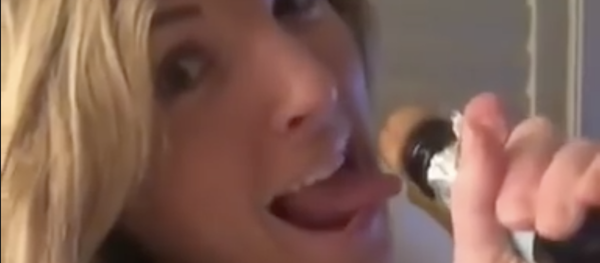 Видеофакт: девушка позировала с шампанским и получила пробкой в глаз Видеофакт: девушка позировала с шампанским и получила пробкой в глаз - Sputnik Молдова