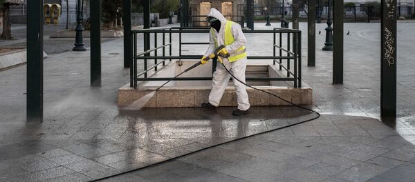 Сотрудник коммунальной службы моет тротуар на площади Коция в Афинах - Sputnik Молдова