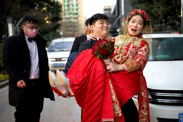 Mirele duce mireasa la hotel după nuntă de Anul Nou - Wuhan, China - Sputnik Moldova-România