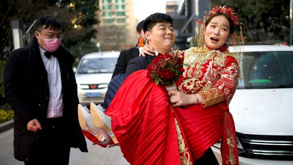 Mirele duce mireasa la hotel după nuntă de Anul Nou din Wuhan, China - Sputnik Moldova-România