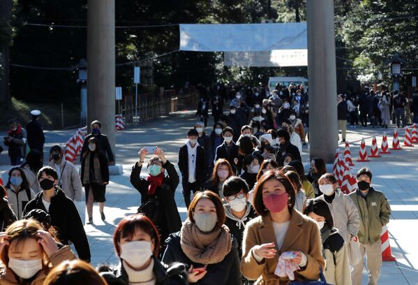 Oamenii care poartă măști de protecție merg să se roage la Templul Meiji din Tokyo, Japonia. - Sputnik Moldova-România