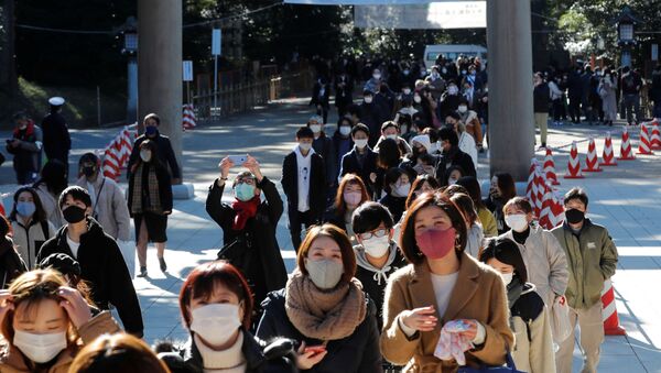  Люди в защитных масках идут молиться в храм Мэйдзи в Токио, Япония - Sputnik Молдова