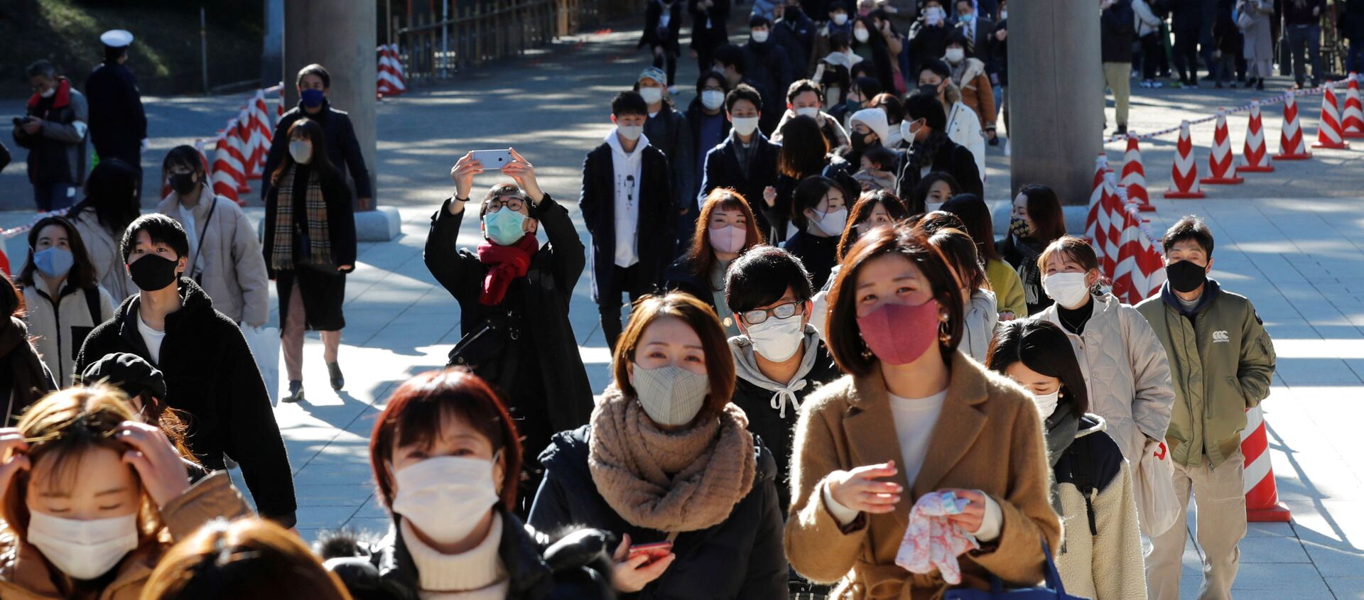  Люди в защитных масках идут молиться в храм Мэйдзи в Токио, Япония - Sputnik Moldova, 1920, 31.01.2021