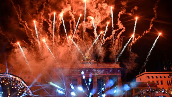 Artificii în timpul marcării noului an la Berlin - Sputnik Moldova