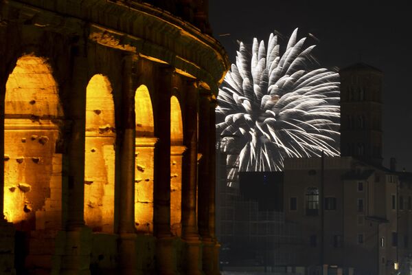 Салют во время празднования Нового 2021 года в Риме - Sputnik Moldova