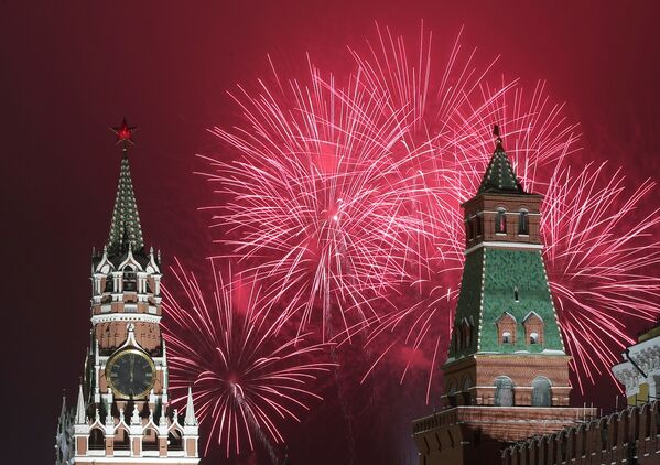 Салют во время празднования Нового 2021 года в Москве - Sputnik Moldova