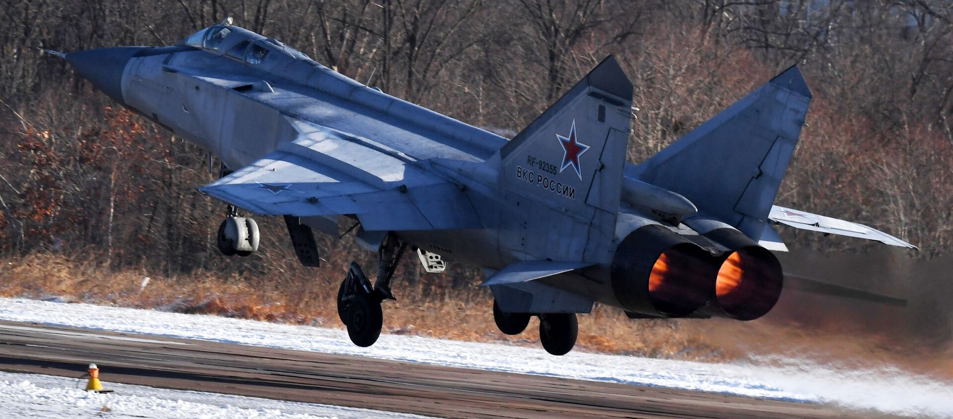Истребитель МиГ-31БМ во время взлета на военном аэродроме Центральная Угловая в Приморском крае. - Sputnik Молдова, 1920, 10.03.2021