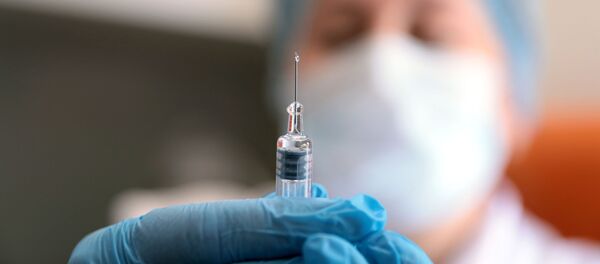 Un médecin prépare une seringue avec un vaccin (archive photo) Un médecin prépare une seringue avec un vaccin (archive photo) - Sputnik Moldova