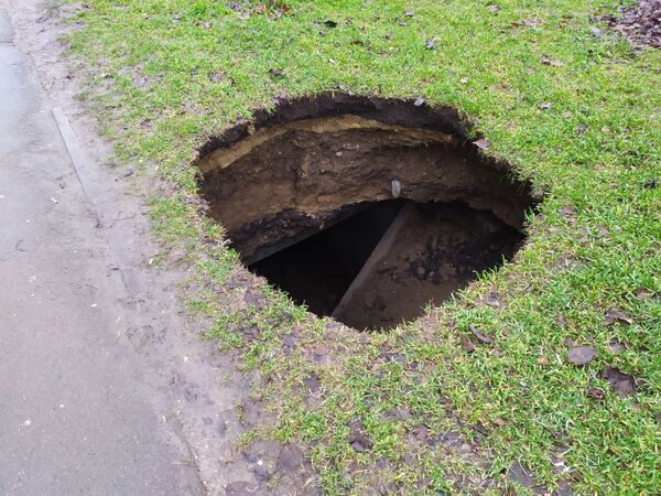 Video - La Poșta Veche se prăbușește pământul - Extrem de periculos  - Sputnik Moldova