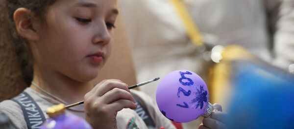 Роспись елочных игрушек на ВДНХ - Sputnik Moldova