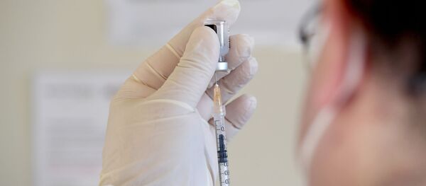 Медицинский работник готовит дозу вакцины от COVID-19 против коронавирусной болезни Медицинский работник готовит дозу вакцины от COVID-19 против коронавирусной болезни - Sputnik Moldova