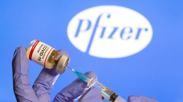 Vaccinul anti-COVID-19 în fața logoului Pfizer - Sputnik Moldova