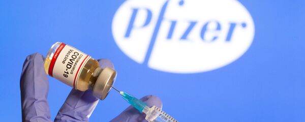 Vaccinul anti-COVID-19 în fața logoului Pfizer - Sputnik Moldova