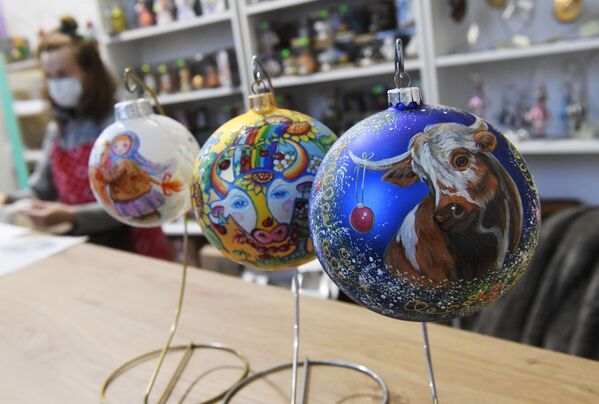 Декорированные елочные шары в салоне-галерее елочных игрушек в павильоне 519 на ВДНХ - Sputnik Moldova-România