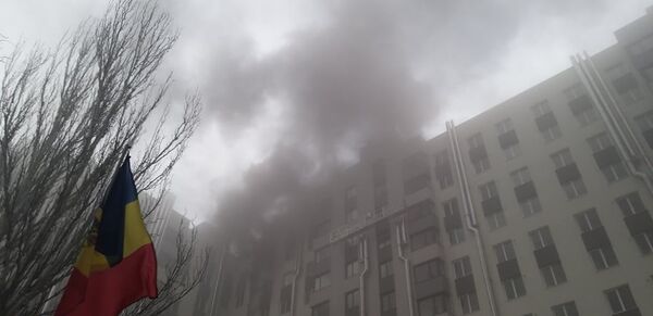 Фото: крупный пожар в Кишиневе - тушили восемь расчетов Фото: крупный пожар в Кишиневе - тушили восемь расчетов - Sputnik Молдова