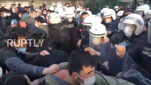 VIDEO: Confruntări stradale între studenți și poliție în Turcia - Sputnik Moldova-România