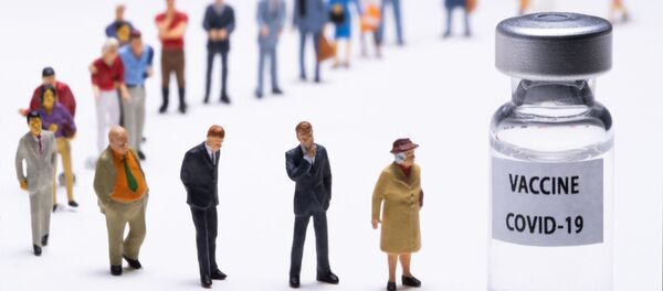 Фигурки рядом с флаконом с надписью «Вакцина от Covid-19» - Sputnik Moldova