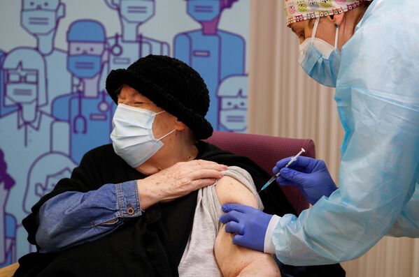 79-летняя жительница дома престарелых получает инъекцию вакцины Pfizer-BioNTech в Лериде, Испания - Sputnik Moldova-România