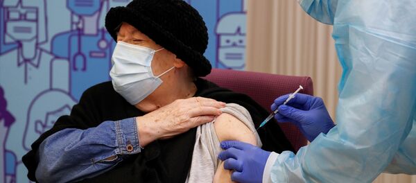 79-летняя жительница дома престарелых получает инъекцию вакцины Pfizer-BioNTech в Лериде, Испания - Sputnik Молдова