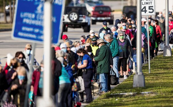 Сотни людей стоят в очереди на вакцинацию от COVID-19, в Форт-Майерс, Флорида, США - Sputnik Moldova-România