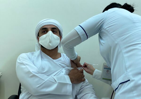 Мужчина получает дозу вакцины против COVID-19 в Дубае, Объединенные Арабские Эмираты - Sputnik Moldova-România