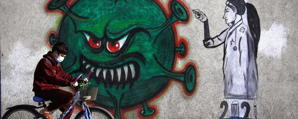 Граффити с изображением медсестры, вводящей вакцину против COVID-19, в городе Газа - Sputnik Moldova-România