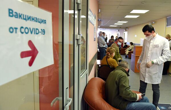 В Москве началась вакцинация от COVID-19 для людей старше 60 лет - Sputnik Moldova-România