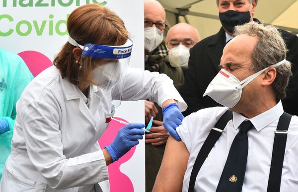 Доктор Джованни Ди Перри проходит вакцинацию от коронавируса в больнице Амедео ди Савойя в Турине, Италия - Sputnik Moldova-România