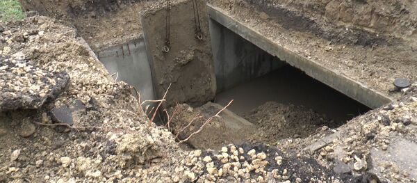 Черная дыра в районе Старой Почты: начались восстановительные работы Черная дыра в районе Старой Почты: начались восстановительные работы - Sputnik Молдова