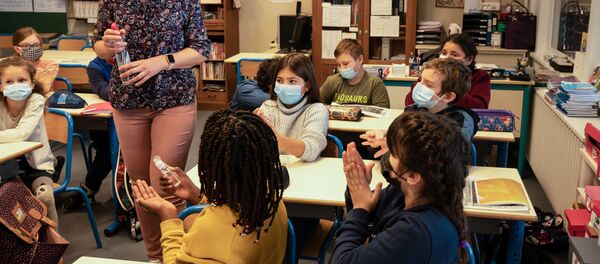 Учитель и ученики  - Sputnik Молдова