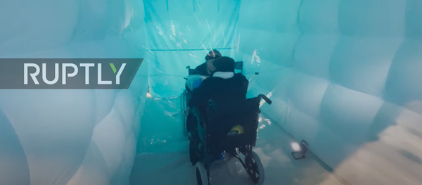 Italy: Room of hugs helps vulnerable remain in touch in times of COVID - Sputnik Moldova-România