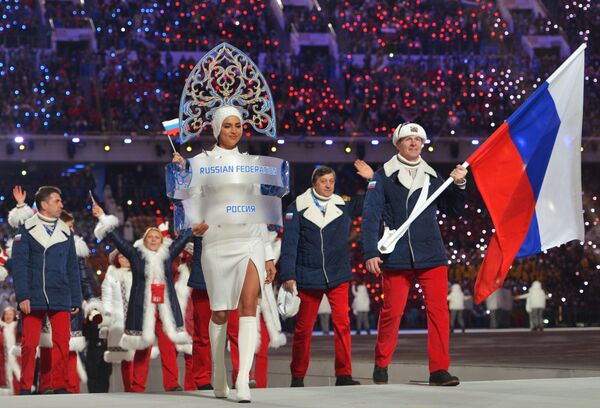 Знаменосец сборной России Александр Зубков и модель Ирина Шейк на церемонии открытия XXII зимних Олимпийских игр в Сочи  - Sputnik Молдова