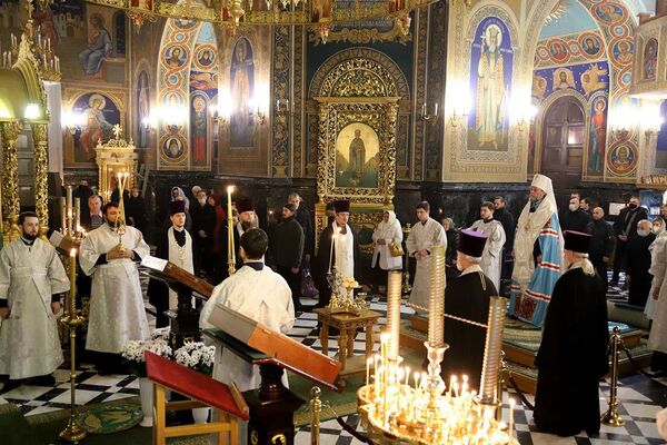 Mitropolitul Vladimir a oficiat serviciul divin în mijlocul credincioșilor prezenţi în număr mare şi înconjurat de un numeros sobor de preoţi. - Sputnik Moldova
