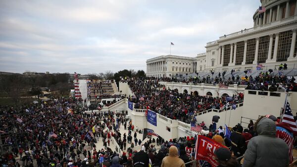 Участники акции протеста сторонников действующего президента США Дональда Трампа у здания конгресса в Вашингтоне - Sputnik Молдова