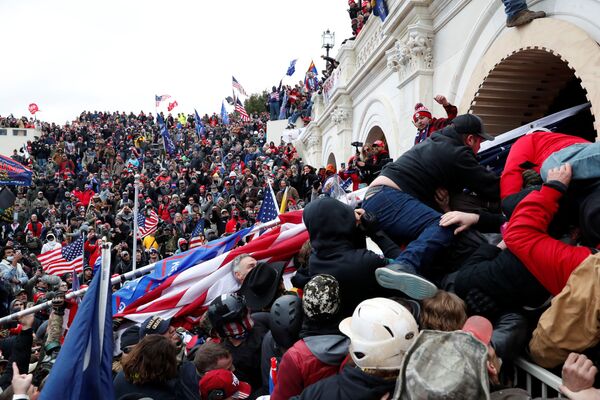 Participanți la acțiunea de protest de la Washington în susținerea lui Donald Trump, lângă clădirea Congresului - Sputnik Moldova-România