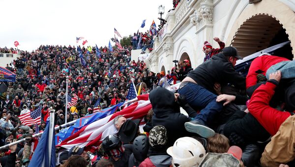 Участники акции протеста сторонников действующего президента США Дональда Трампа у здания конгресса в Вашингтоне - Sputnik Молдова