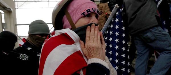 Участники акции протеста сторонников действующего президента США Дональда Трампа у здания конгресса в Вашингтоне - Sputnik Молдова