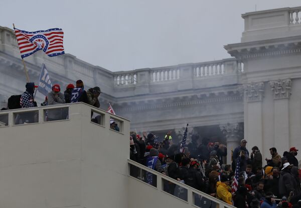 Participanți la acțiunea de protest de la Washington în susținerea lui Donald Trump, lângă clădirea Congresului SUA - Sputnik Moldova-România