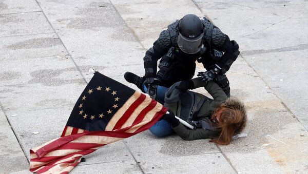 Полицейский задерживает протестующего у здания Конгресса в Вашингтоне - Sputnik Молдова