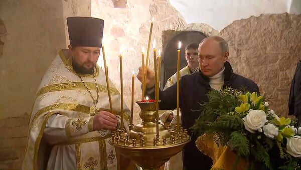 Путин посетил рождественское богослужение в древней новгородской церкви Николы на Липне  - Sputnik Молдова