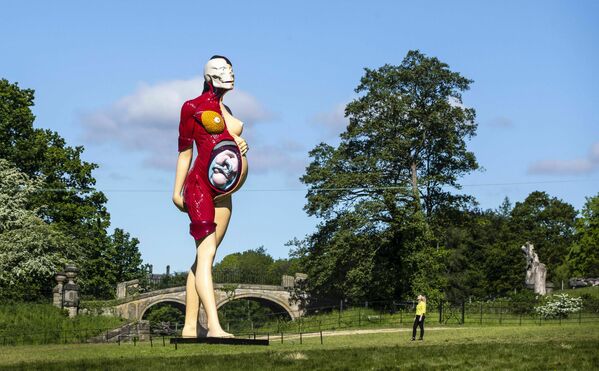 Десятиметровая скульптура The Virgin Mother художника Дэмиена Херста в Йоркширском парке скульптур - Sputnik Молдова