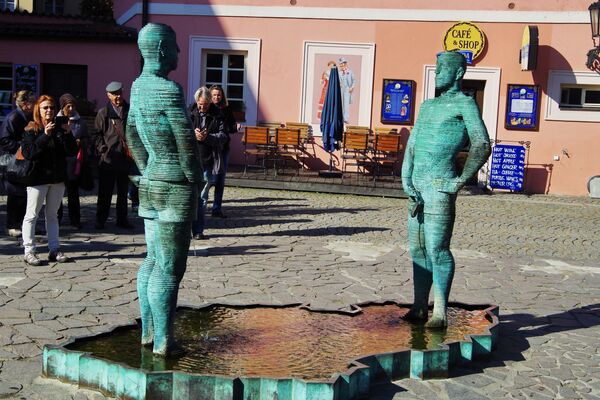 Скульптура-фонтан Писающие мужчины у входа в музей Франца Кафки, Прага - Sputnik Молдова