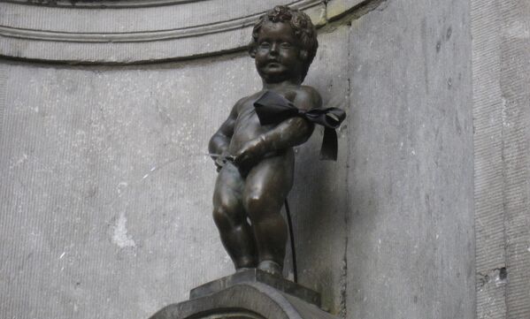 Знаменитая брюссельская статуя Писающий мальчик - Sputnik Молдова