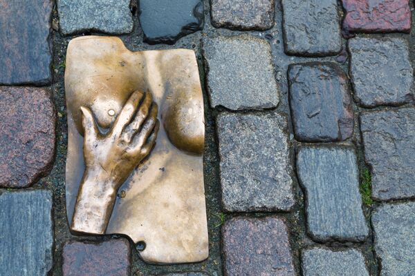 Памятник женской груди на булыжнике в районе красных фонарей в Амстердаме - Sputnik Молдова