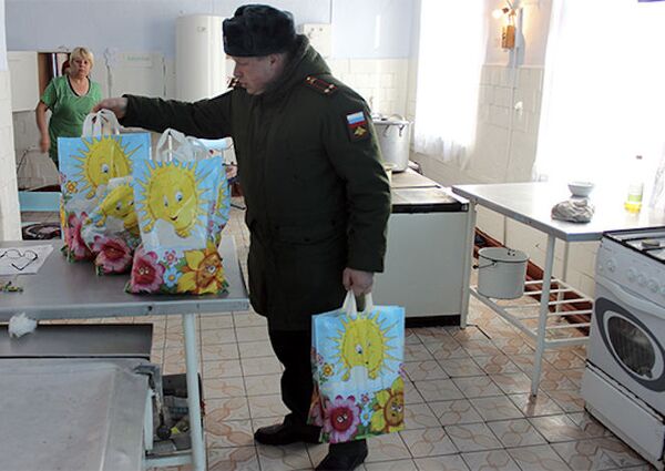 Военнослужащие ОГРВ поздравили воспитанников детдома с Рождеством Военнослужащие ОГРВ поздравили воспитанников детдома с Рождеством - Sputnik Молдова