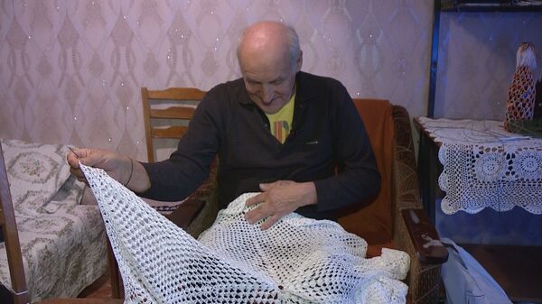 Не мужское дело: как вязание помогает выжить жителю Яловенского района Не мужское дело: как вязание помогает выжить жителю Яловенского района - Sputnik Молдова
