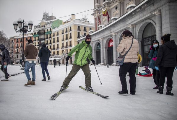 Un bărbat care schiază pe străzile din Madrid - Sputnik Moldova-România